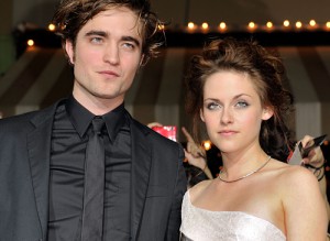 robert-pattinson-and-kristen-stewart-potkaji-se-na-cervenem-koberci.jpg
